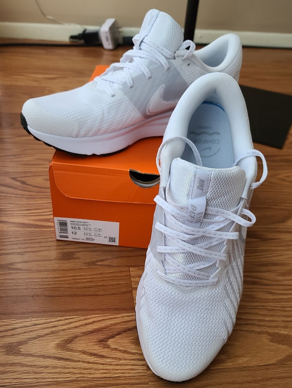 Nike White Running Shoes with Subtle Silver Swoosh Worn Once Womens 12 Mens 10.5 - Picture 3 of 6